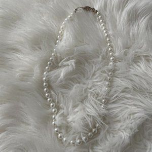 Icing faux pearl necklace